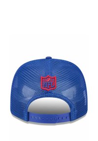 Blaues Netz-Basketballcap mit einem gebogenen Schirm, einem hinten verstellbaren Riemen und rotem gesticktem NFL-Logo auf der Rückseite. Strukturiertes und atmungsaktives Design.