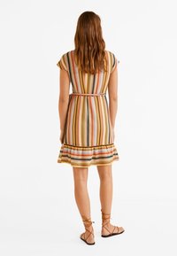 Gestreiftes Kleid mit kurzen Ärmeln, tailliertem Bund und Rüschensaum. Es zeigt vertikale Streifen in Rosa-, Gelb-, Grün- und Blautönen.