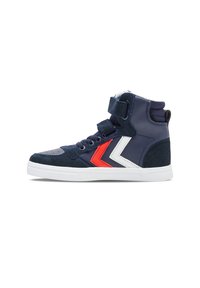 Wysokie sneakersy w kolorze granatowym, wykonane z zamszu i materiałów syntetycznych, z czerwono-białymi zygzakowymi akcentami oraz białą gumową podeszwą. Pasek na rzep.