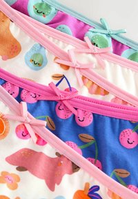 Quatre paires de sous-vêtements d'enfants colorés avec des motifs souriants de fruits, d'animaux et de légumes, chacun orné d'un petit nœud sur la ceinture.