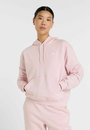 Hoodie rose clair en tissu doux, avec une poche kangourou, un capuchon avec cordons, des poignets côtelés et un petit logo sur la poitrine.