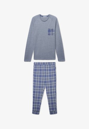 Maglia grigia a maniche lunghe con taschino a scacchi blu, abbinata a pantaloni grigi a quadri con dettagli blu e vita elastica.