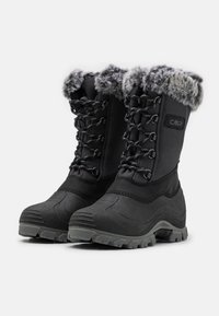 Stivali invernali neri con bordo in pelliccia sintetica, design con lacci, suola in gomma e motivo testurizzato per una migliore aderenza. Realizzati in materiali impermeabili.
