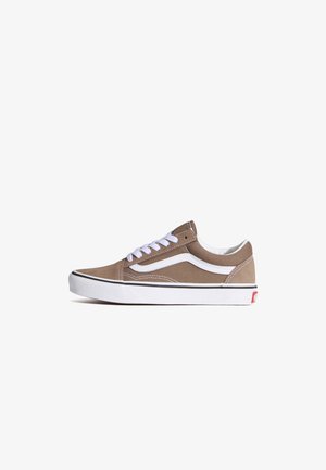 Braune low-top Sneaker mit weißen Schnürsenkeln, weißen Streifen und weißer Gummisohle mit schwarzem Rand.