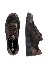 Paire de baskets marron foncé décontractées avec lacets et fermeture éclair latérale, semelles épaisses noires, vues de dessus et de côté sur fond blanc.