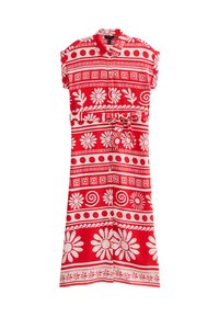 Vestido rojo con mangas cortas, que presenta un patrón floral blanco y acentos geométricos. Incluye un cierre frontal de botones y un cinturón a juego.