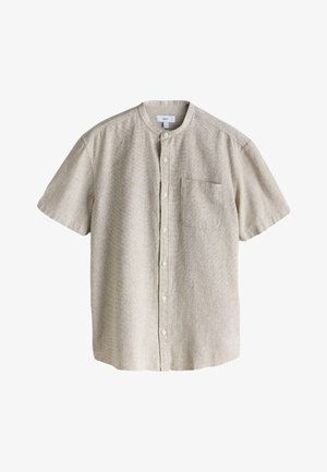 Chemise beige en lin à manches courtes avec col mao, boutons sur le devant et poche poitrine, présentée sur fond blanc.