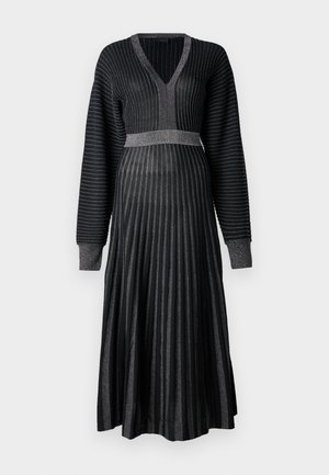 Czarna sukienka z długimi rękawami, dekoltem w kształcie litery V i plisowanym dołem. Teksturowana z cekinowymi paskami, dopasowany gorset i szeroki pas w talii.