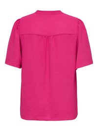 Jasnoróżowa bluzka z krótkim rękawem, wykonana z teksturowanej tkaniny, z wstawką na górnej części pleców oraz luźnym, komfortowym krojem.