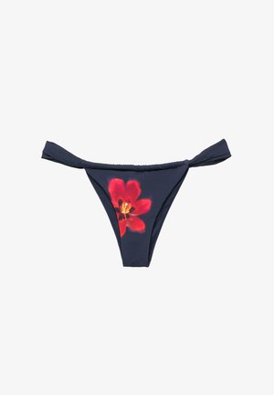 Marineblaue Bikinihose mit seitlichen Bändern und einem großen roten Blumenmuster in der vorderen Mitte.