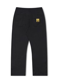 Zwarte broek met een rechte snit, met twee achterzakken en een geel label op de rechterzak. Gemaakt van textuurstof.