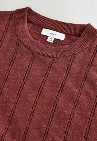 Pull en maille bordeaux avec des rayures verticales en point ouvert et un col rond côtelé, étiquette taille moyenne de la marque NEXT, fabriqué au Bangladesh.