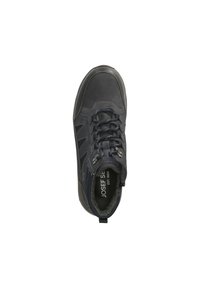 Chaussure de randonnée gris foncé avec une surface texturée, un bout renforcé et un système de laçage robuste. Équipée d'un collier et d'une languette rembourrés pour le confort.