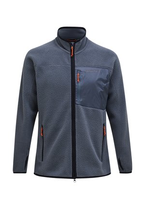 Grijze fleece jack met volledige ritssluiting en hoge kraag, zwarte borstzak, zijzakken met oranje ritstrekkers en duimgaten in de mouwen.