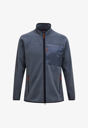 Grijze fleece jack met volledige ritssluiting en hoge kraag, zwarte borstzak, zijzakken met oranje ritstrekkers en duimgaten in de mouwen.
