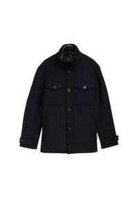 Granatowa wełniana kurtka z wysokim kołnierzem, zapięciem na guziki, dwoma kieszeniami na piersiach i regulowanymi mankietami. Posiada gładką podszewkę wewnętrzną dla wygody.