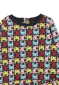 Czarna sukienka z powtarzającym się wzorem graficznym z literami w kolorze różowym, żółtym, czerwonym i jasnoniebieskim. Żebrowany dekolt i zapięcie na guziki z tyłu.