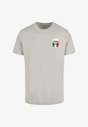 Helehallist puuvillast t-särk, millel on kilbi logo koos sõnadega "AZZURRO" ja "ITALIA" roheline ja punane ning dekoratiivsete tähtedega.