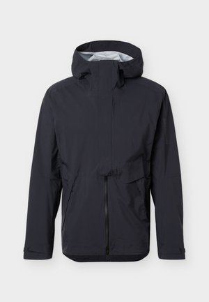 Veste imperméable noire à capuche avec fermeture éclair avant, rabat couvrant la fermeture éclair, deux poches latérales zippées et poignets ajustables.