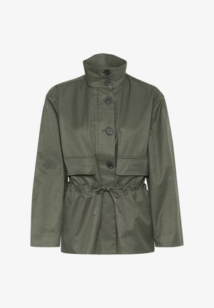 Oliivivihreä takki korkealla kauluksella, etunapeilla, kahdella rintataskulla ja säädettävällä nyöri vyötäröllä; valmistettu sileästä kankaasta.