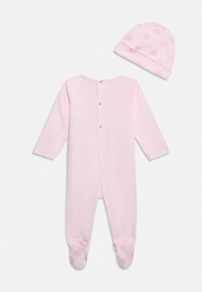 Ροζ φωτεινό φορμάκι μωρού με κουμπιά στο πίσω μέρος και ταιριαστό καπέλο, και τα δύο με διακριτικό σχέδιο με τριαντάφυλλο στα πόδια και το καπέλο.