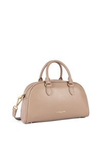 Sac à main en cuir beige avec un design arrondi, double anses, quincaillerie dorée et détail de logo. Comprend une bandoulière détachable.