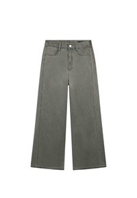 Pantalon en denim gris à jambes larges avec poches avant, passants de ceinture et fermeture par bouton.