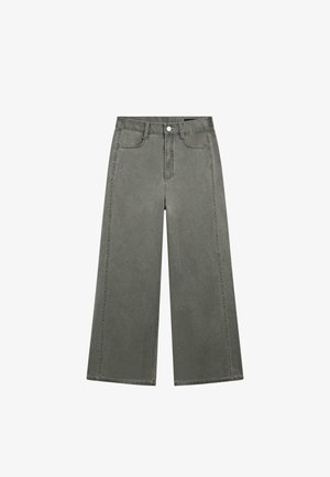 Grijze denim broek met wijde pijpen, voorzakken, riemlussen en knoopsluiting.