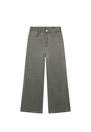 Pantalon en denim gris à jambes larges avec poches avant, passants de ceinture et fermeture par bouton.