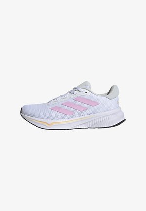 Zapatilla de running de malla blanca con diseño de tres rayas rosas, cordones blancos, suela acolchada y cuello del talón acolchado gris, vista lateral sobre fondo blanco.