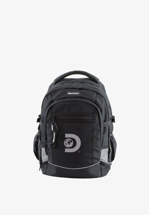 Mochila negra de nailon con un bolsillo de malla en la parte frontal y acentos plateados. Cuenta con correas acolchadas y un asa. Logo visible en la parte frontal.