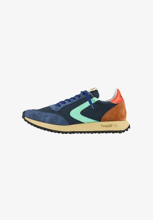 Sneaker sportive con un mix di tessuto blu navy, dettagli verdi, tacco in suede marrone e suola in gomma texture con intersuola beige.