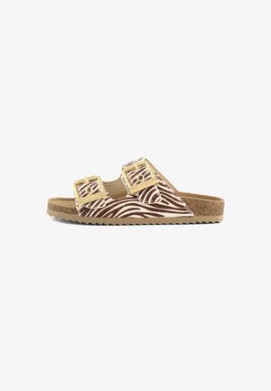 Open-toe slide-sandaal met bruin-wit zebrapatroon, twee gouden gespen, kurken voetbed en beige rubberen zool.
