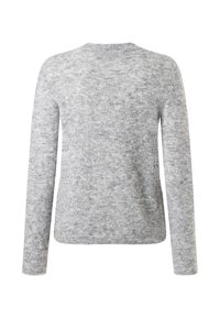Suéter de punto gris claro, con cuello redondo y mangas largas. La tela tiene una textura suave con un patrón sutil a lo largo.