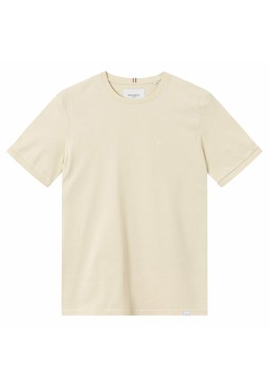 Beżowy t-shirt z krótkim rękawem i okrągłym dekoltem, z małym logo na piersi i metką na dolnym brzegu.