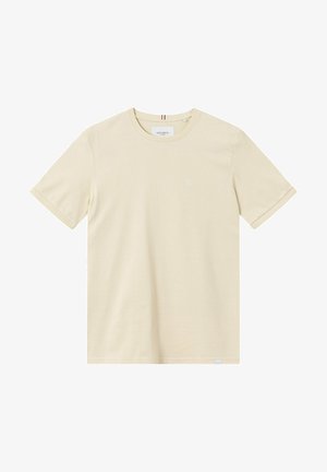 Beiges T-Shirt mit kurzen Ärmeln und Rundhalsausschnitt, kleinem Logo auf der Brust und einem Etikett am unteren Saum.