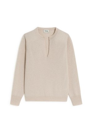 Pull en tricot beige avec un col rond et une légère fente en V. Manches longues avec des bords côtelés et un ourlet, fabriqué en matériau doux et léger.