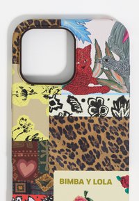 Funda de teléfono con un collage de patrones: estampado de leopardo, diseños florales e ilustraciones de animales coloridos. Incluye un corte cuadrado para la cámara.