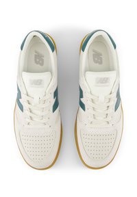 Zapatilla blanca con acentos en color verde azulado, que presenta una caja de puntera perforada, cordones redondos y una suela de goma. Fabricada con una combinación de cuero y ante.