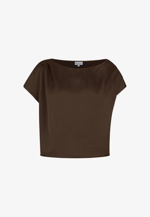 Bruine satijnen blouse met korte mouwen, boothals en subtiele plooien bij de schouder.