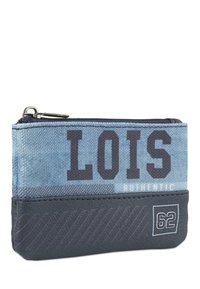Billetera de lona azul con fondo de cuero azul oscuro, presentada con "LOIS AUTHENTIC" impreso en negro, y con rayas diagonales texturizadas en el cuero.
