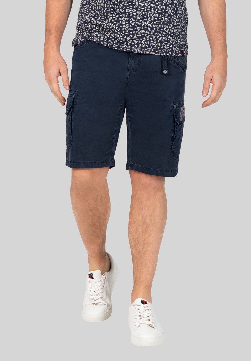 Marine cargoshorts gemaakt van katoen met een rechte snit, zijzakken en een patchdetail op het linkerbeen. Gecombineerd met witte sneakers.