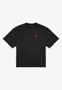 Camiseta de algodón de manga corta negra, con un pequeño logotipo rojo en el pecho. Diseño clásico de cuello redondo con un ajuste relajado.