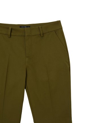 Pantaloni verde oliva con pieghe frontali, tasche laterali, passanti per cintura e una finitura in tessuto liscia. L'etichetta recita "CALLIOPE."