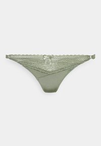 Olijf groene kant string met een satijnen afwerking, voorzien van een golvende rand, fijne stiksels en een klein strikje accent op de middelste achterkant.