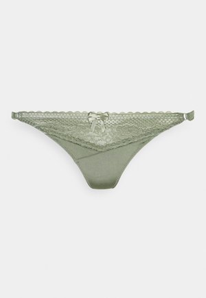 Olivgrön spets-tanga med satinfinish, som har en scallopkant, delikat sömnad och en liten rosettaccent i mitten bak.