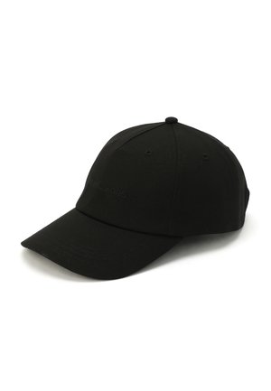 Cappellino da baseball nero con visiera curva e nome del marchio ricamato in modo discreto sul davanti, esposto su sfondo bianco.