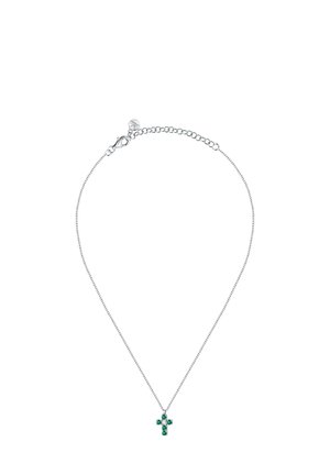 Collana in argento con un piccolo pendente a croce, decorato con gemme verdi, dotata di chiusura a moschettone e lunghezza regolabile.