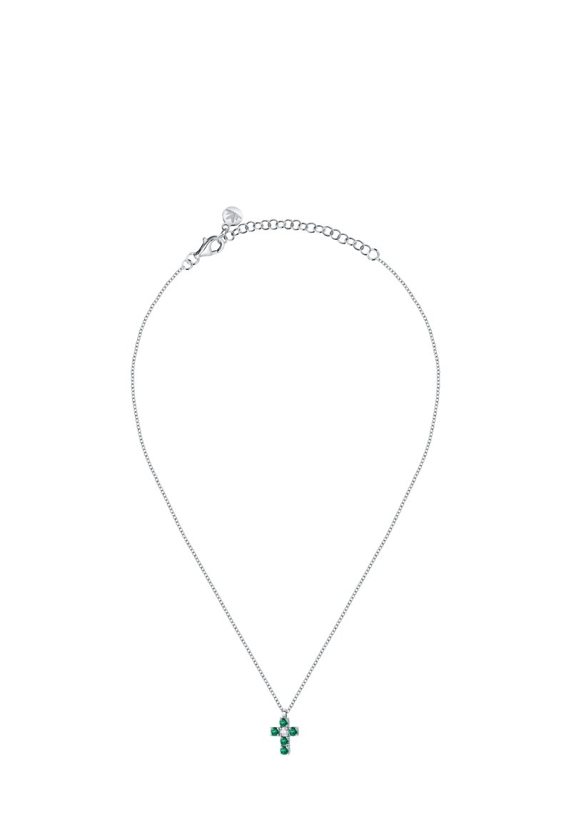 Collana in argento con un piccolo pendente a croce, decorato con gemme verdi, dotata di chiusura a moschettone e lunghezza regolabile.