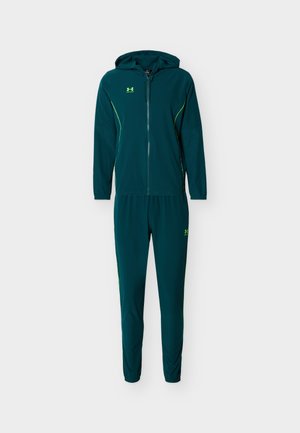 Ciemnoturkusowy dres Under Armour z kapturem, zapinany na zamek, z dopasowanymi zwężanymi spodniami, ozdobiony neonowozielonym logo i dodatkami.